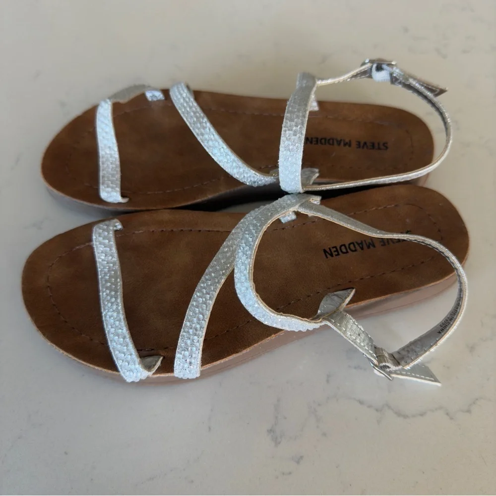 New Steve Madden Girl’s Jpolly Strappy Buckle sandal in silver Size: 1